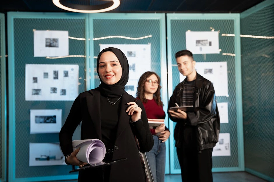 Různorodý tým kreativců spolupracuje v prosvětlené kanceláři