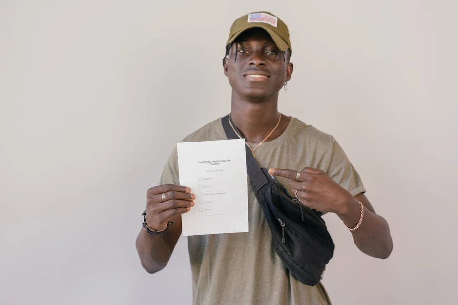 Uživatel vyplňuje online registrační formulář na notebooku